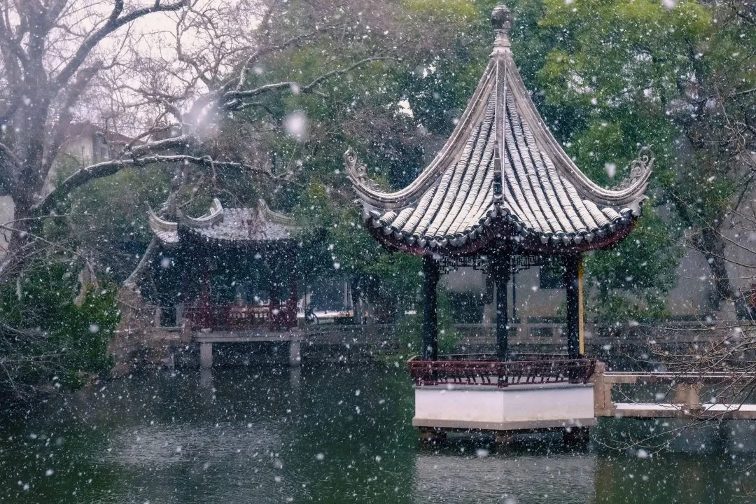 大雪纷飞时的传统亭台 / A traditional pavilion in falling snow
